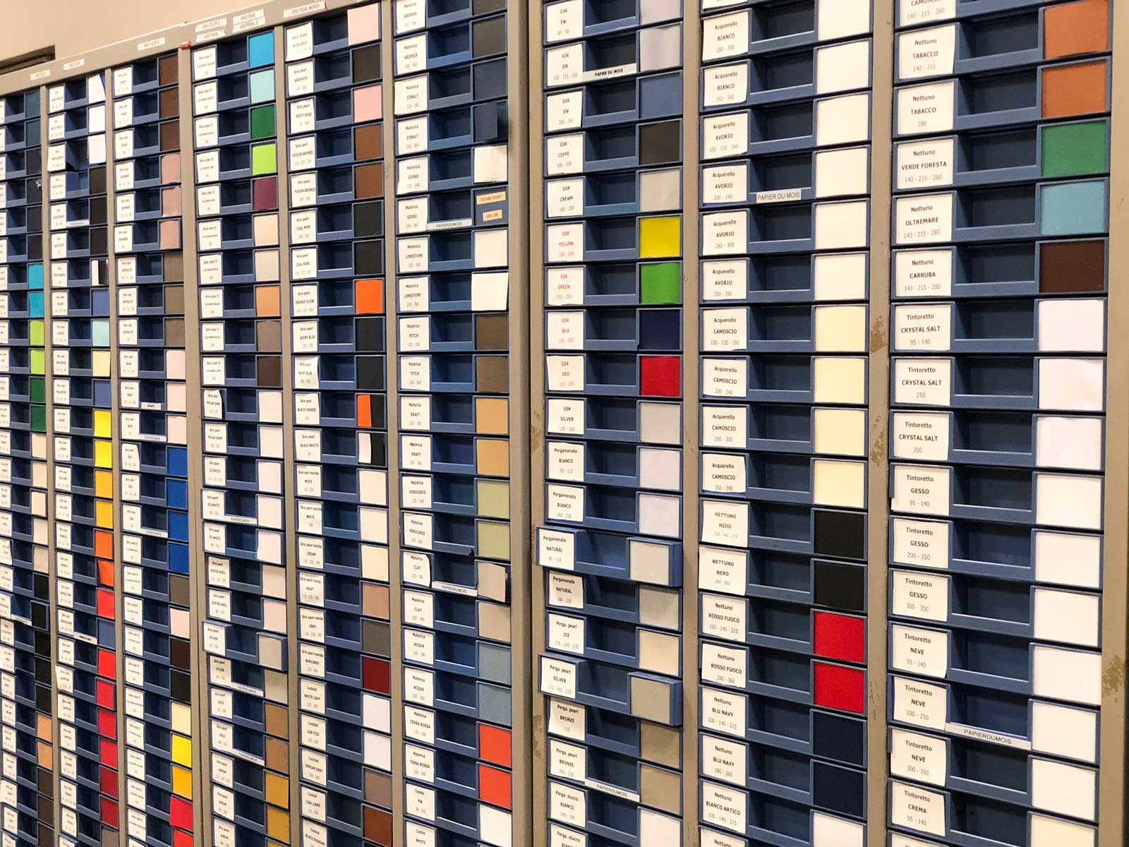 workshop-fedrigoni-mur-echantillons-papiers-couleurs